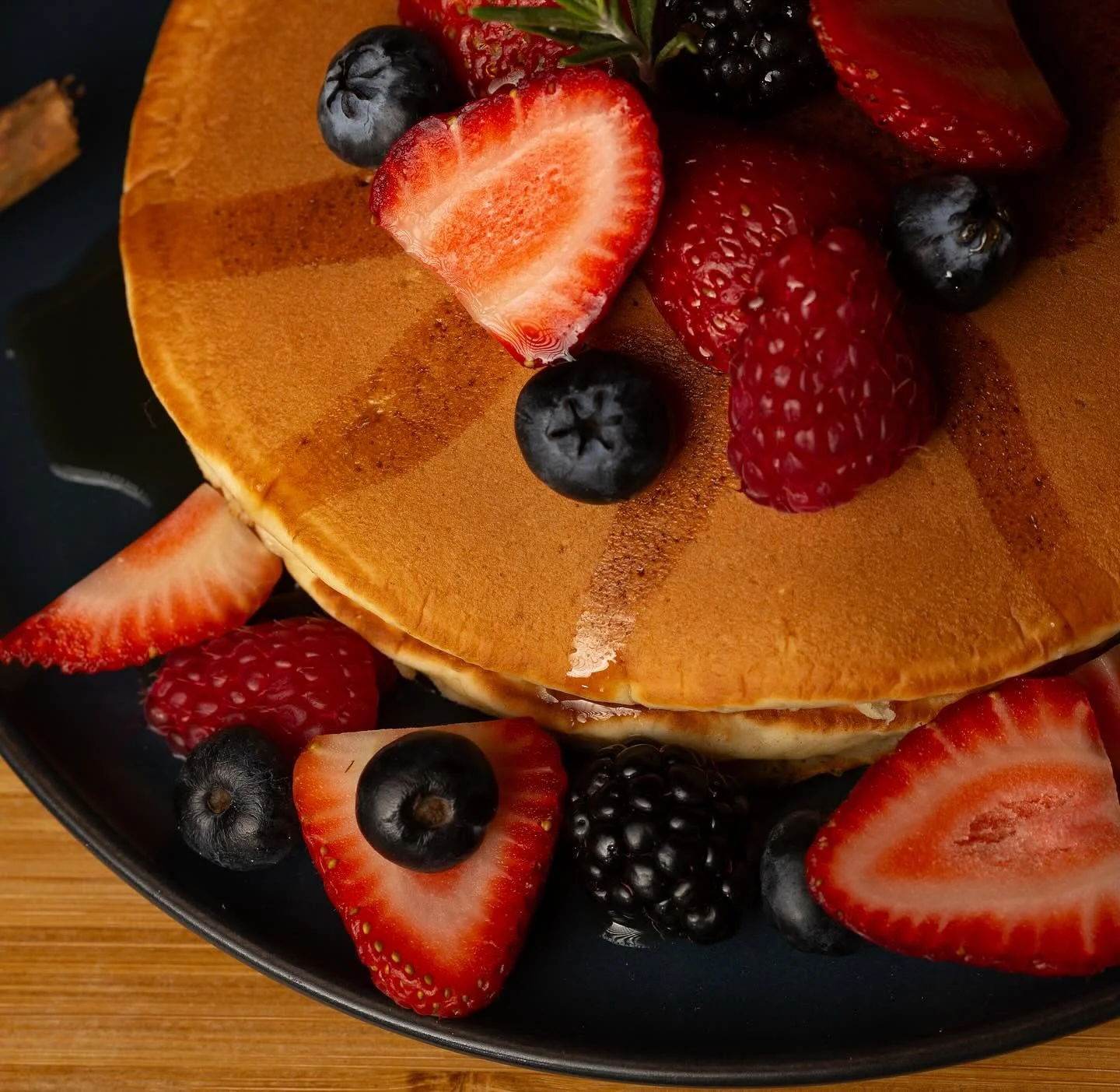 Hot cakes con frutos rojos