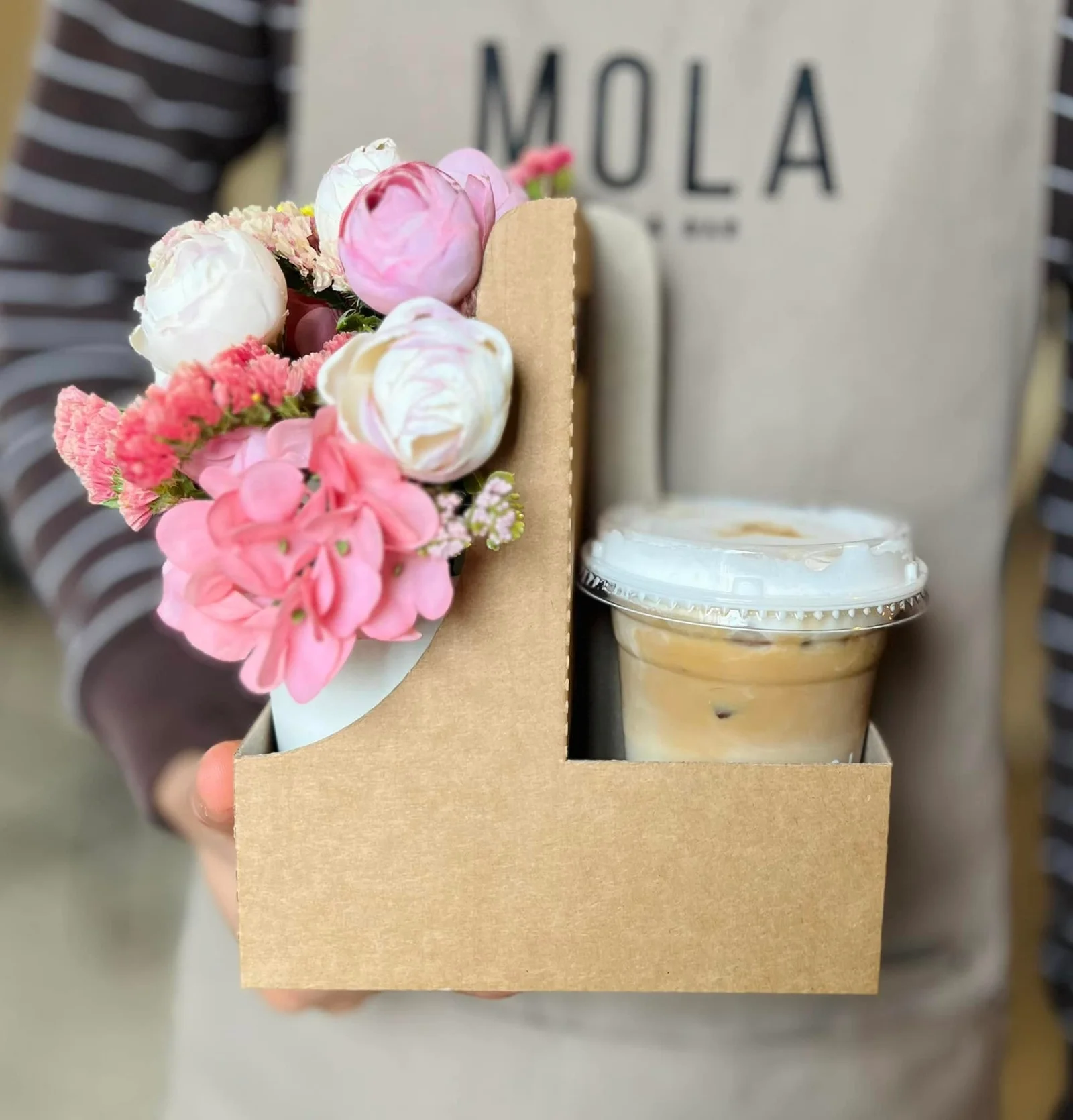 Flores y café: una bonita forma de decirlo.